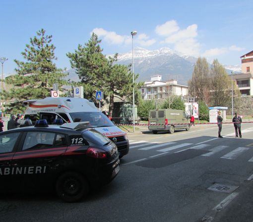 Qui e nelle foto in basso, Artificieri e Forze dell'ordine nei pressi del ritrovamento del presunto ordigno in piazza Plouves