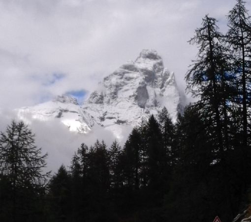 Il Cervino come appariva oggi dopo la schiarita che ha permesso la discesa a valle dei sette alpinisti (foto Marco Pellissier)