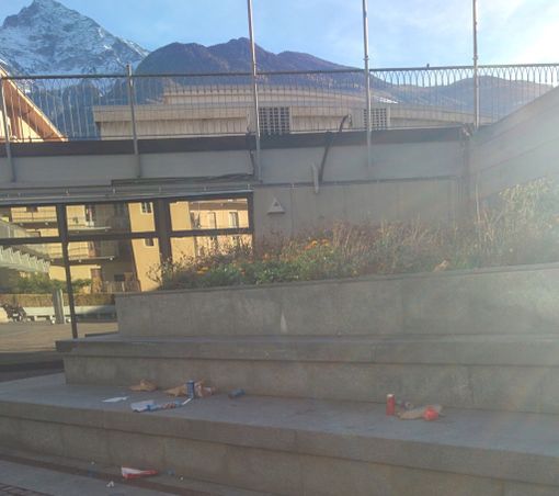 Aosta: La vergogna di piazza Narbonne per l’inciviltà dei nostri ragazzi