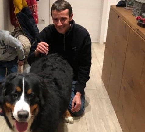 Cecchetto con il Bovaro restituitogli (immagine dal suo profilo Fb) Cecchetto con il Bovaro restituitogli (immagine dal suo profilo Fb)