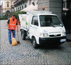 Il sindacio ed il vice sindaco alla presentazione dei nuovi automezzi per l'igiene urbana. In basso gli automezzi, il nuovo cassonetto e l'isoletta econologia