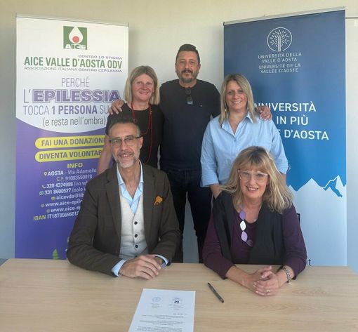 da sinistra verso destra: per AICE Valle d’Aosta ODV il Presidente Manuele Amateis, la simpatizzante Arabella Pezza, il volontario Erik Evolandro; per UNIVdA la docente di Didattica e Pedagogia speciale Nicole Bianquin e la Rettrice Manuela Ceretta