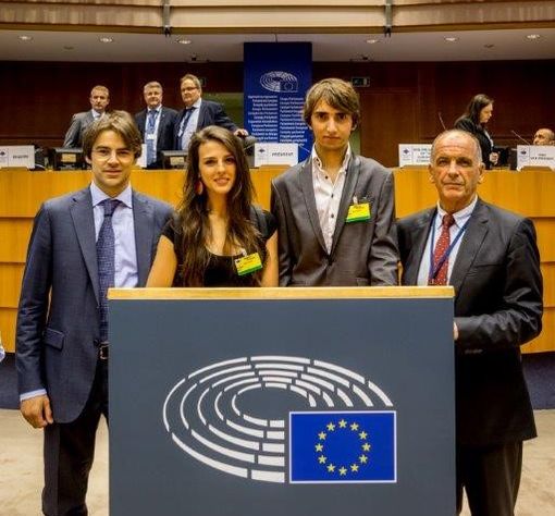 Il Presidente Rollandin con Giacomo Domaine e Cindy Mcneill; a sinistra Endrik Marfia, rappresentante del Segretariato del gruppo European Alliance al Comitato delle Regioni Il Presidente Rollandin con Giacomo Domaine e Cindy Mcneill; a sinistra Endrik Marfia, rappresentante del Segretariato del gruppo European Alliance al Comitato delle Regioni