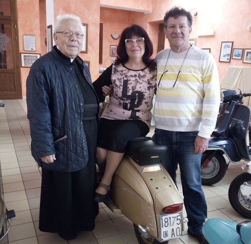 Don Andrea, Elisabetta e Pasquale e la restaurata Lambretta targata AO