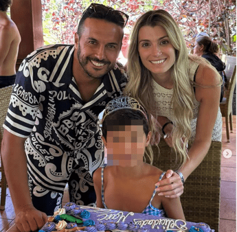 Pedro, il figlio Marc festeggia con la coroncina e in canottiera: i commenti sotto al post Pedro, il figlio Marc festeggia con la coroncina e in canottiera: i commenti sotto al post