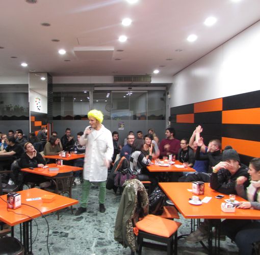 Giovani studenti aostani si sono sfidati per la prima volta al Bar Narbonne con il quiz del 'Cervellone'