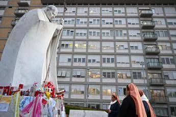 Papa, Vaticano: &quot;Stazionario, lievi miglioramenti in fisioterapie motoria e respiratoria&quot;