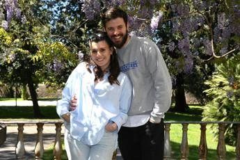 Gaetano Migliaccio, proposta in ginocchio a Giovanna Sannino: gli attori di 'Mare Fuori' si sposano