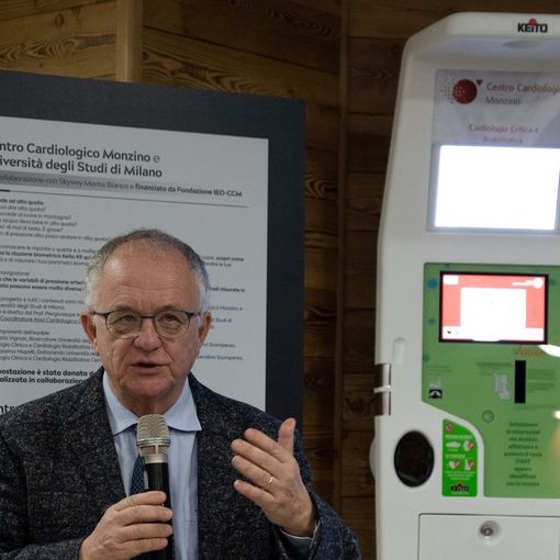 Il prof. Piergiuseppe Agostoni accanto alla postazione Keito k9 a Punta Hellbronner