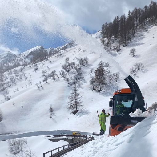 In corso lo sgombero neve sui colli del Piccolo e Gran San Bernardo (Video)