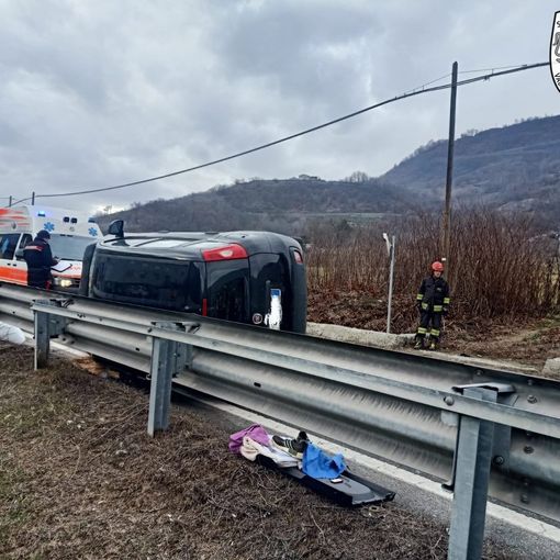 Auto si ribalta a Nus sulla statale 26