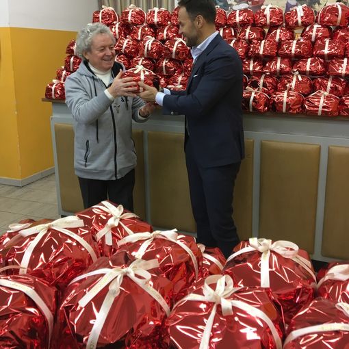 Don Adriano riceve i panettoni da Cristiano Bilucaglia