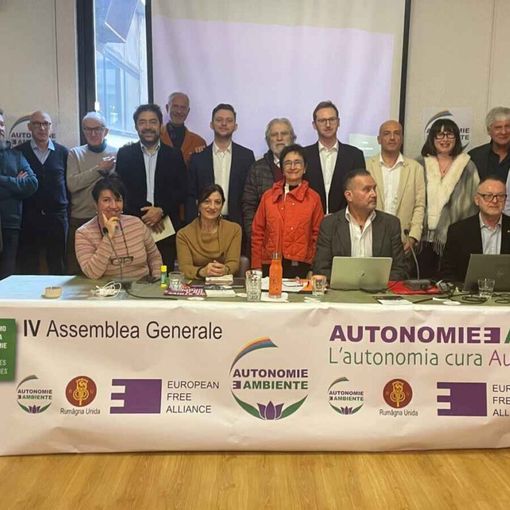 Al centro in piedi davanti a Joël Farcoz la presidente di Ale, Lorena López de Lacalle (Eusko Alkartasuna, Pays basque),