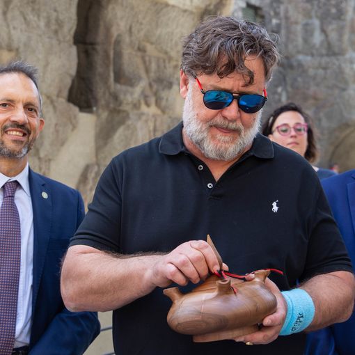Cittadini e autorità tutti in posa con Russel Crowe - GALLERIA FOTOGRAFICA