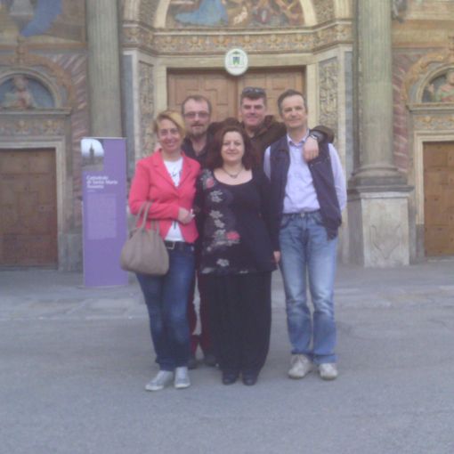 Foto di gruppo: i responsavili dei Caf valdostani. In basso, Maria Carrozzino, referente del coordinamento dei Caf Acli, Cgil,Cisl, Savt-Cisl e Uil