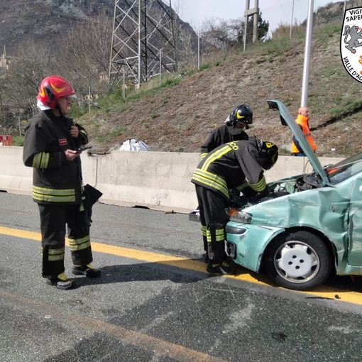 Incidente stradale sull'autostrada Torino Aosta, subito dopo lo svincolo di Chatillon, in direzione nord