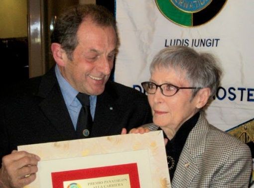 Giuliana Minuzzo premiata da Carlo Gobbo, pres. Panathlon