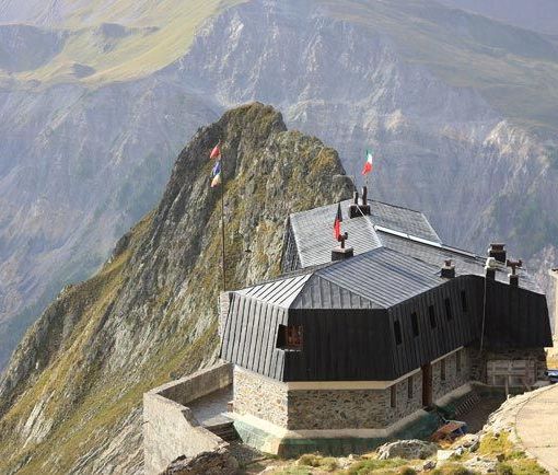 Il rifugio Monzino, meta di alpinisti ed escursionisti esperti, accessibile solo tramite via ferrata