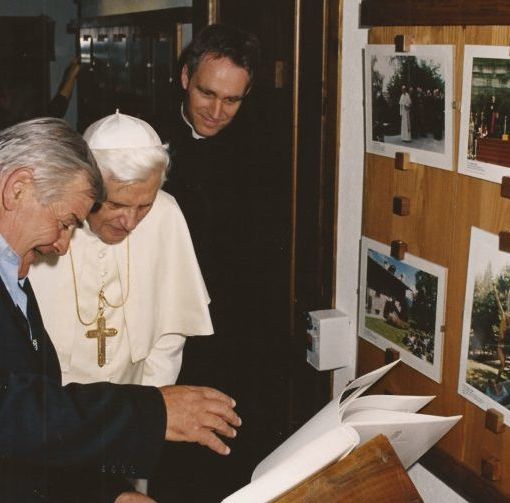 Papa Benedetto XVI con l'allora sindaco di Introd, Osvaldo Naudin, in visita la museo Giovanni Paolo II di Les Combes-Introd (foto Maison Musée Jean-Paul II)