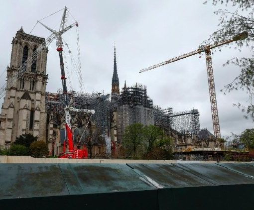 La cattedrale di Notre-Dame a Parigi, devastata cinque anni fa da un incendio