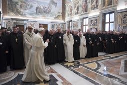 Lavori in corso per il conclave nella Cappella Sistina. I preparativi per accogliere gli elettori