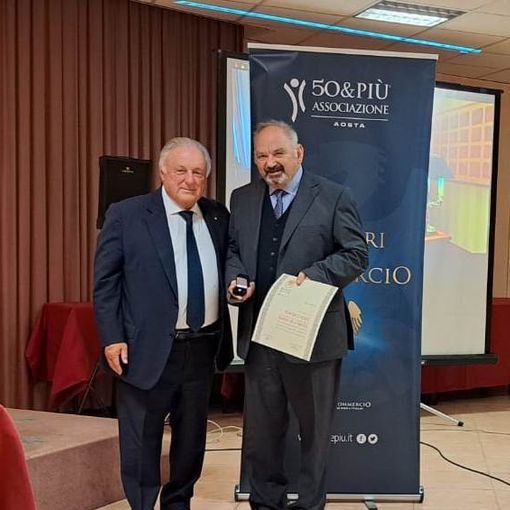Francesco Ponzio (a ds) con il Presidente di Confcommercio VdA, Graziano Dominidiato, in occasione del diploma di Maestro del Lavoro. A sn. Giacomo Aloisi presidente di 50&amp;più