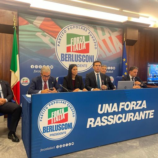 Emiy Rini al tavolo della conferenza stampa