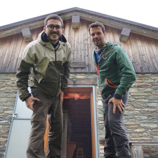 Il Rifugio Alpe Bonze è situato nella parte alta del Vallon di Fer, in una conca delimitata dalle cime del Mont Bo, Chimes des Chamois, Bec delle Strie, Cima Bonze, Cima Battaglia e Bec Renon. Questi ultimi formano la cresta spartiacque di confine con il Piemonte