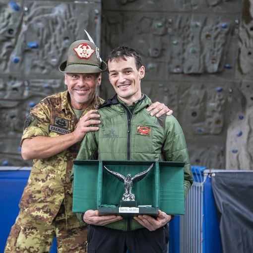Il 1 classificato assoluto col Comandante del Centro Addestramento Alpino dell Esercito Italiano