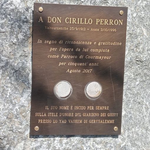 Potrebbe essere stata la mancata tenuta della colla a danneggiare la targa dedicata a Don Cirillo Perron
