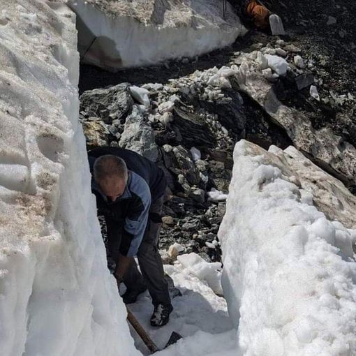 Si lavora al ripristino del sentiero ancora innevato