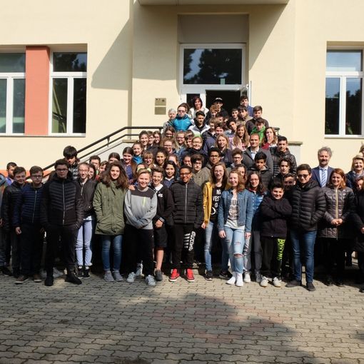 Elèves et professuers de l'école Luigi Barone de Verrès