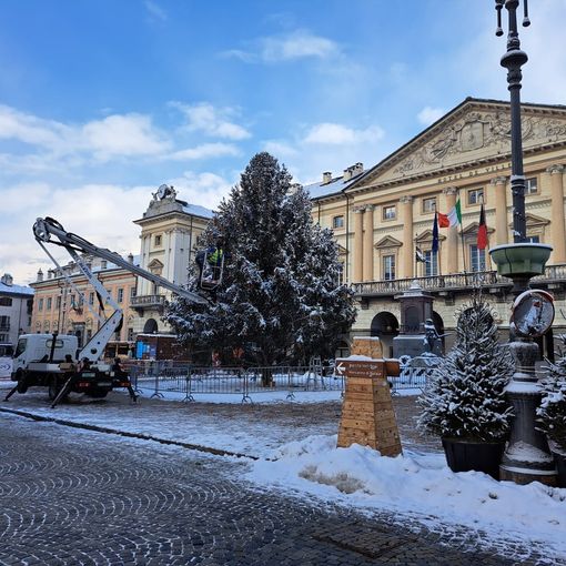 In piazza Chanoux ad Aosta è arrivato l'albero di Natale