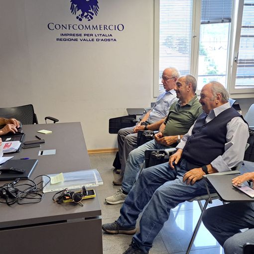 Il Direttivo 50&amp;più Vda in azione. A sn. il direttore, Riccardo Bortolotti, e Giacomo Aloisi con la polo gialla