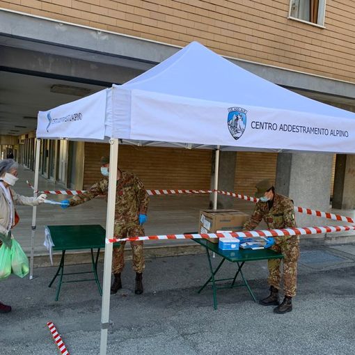 Alpini distribuiscono mascherine ad Aosta