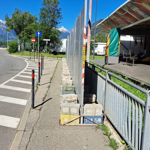 Un esempio di come i marciapiedi vengano occupati creando così disagi a chi ha problemi di mobilità
