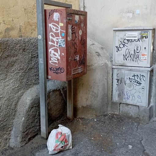 Gli angoli delle strade del centro storico scambiati per vespasiani e discarica a cielo aperto