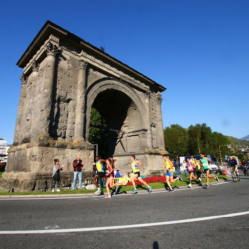 In allestamento cantiere per pedonalizzazione Arco d'Augusto