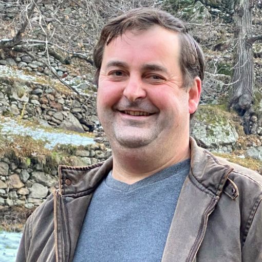 Il presidente di Arev Omar Tonino esperto della razza bovina Valdostana, dal 2014 è in consiglio direttivo Arev, associazione della quale dal 2017 è stato anche vicepresidente
