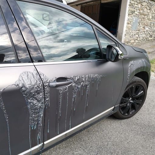 Aosta: Sverniciatore sulla carrozzeria e vetri rotti, vandali in azione ad Aosta