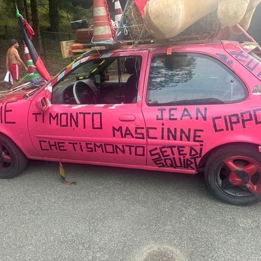 L'auto rosa, con le scritte oscene, che tanto piace a Manfrin poteva o può circolare? L'assetto non è certo rispettoso del Codice della strada. Che dirà Salvini. Da evidenziare che nell'altra fiancata ci sono scritte tipo...sputi o ingoi…