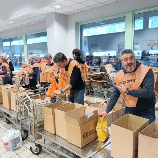 Momenti della raccolta. Gli Alpini delle foto erano impegnati anche all'ortufrutta Bisson di Gressan