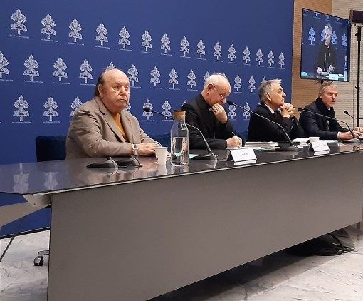 Nonni e nipoti assieme al Papa con una carezza e un sorriso