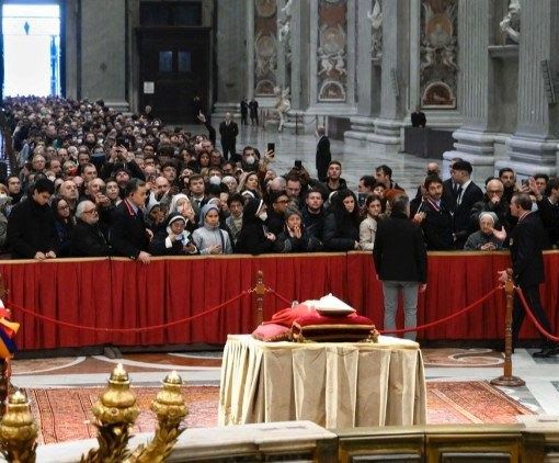 La salma di Benedetto XVI esposta a San Pietro, l’omaggio di migliaia di fedeli