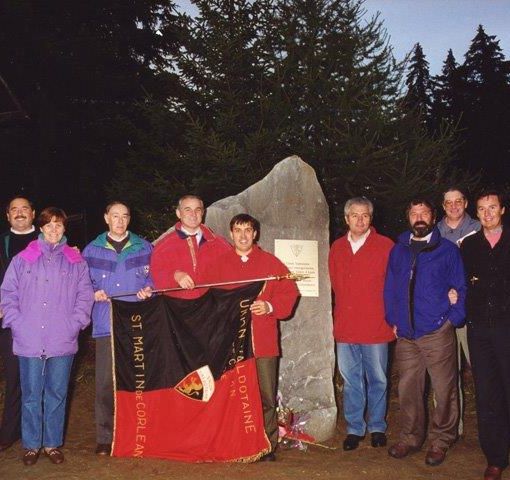 La oramai storica foto di Alberto Follien testimonia l'appuntamento al Col de Joux del 1995 per celebrare il 50/mo anniversario di fondazione dell'Uv.
