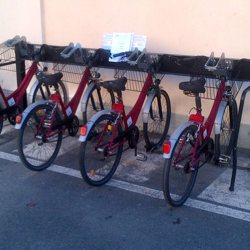 Uno stallo di biciclette 'pubbliche' ad Aosta