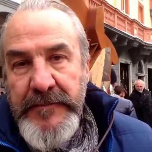 Roberto 'Bobo' Pernettaz impegnato nell'allestimento della mostra 'L'uomo che voleva volare'