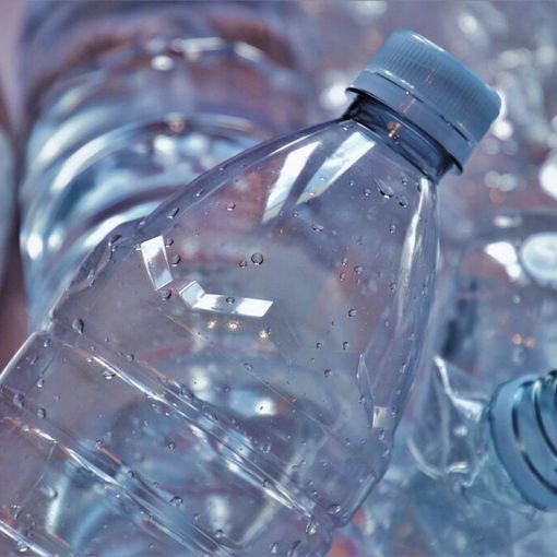 Bottiglie di plastica “100% riciclato/riciclabile”, Beuc: è greenwashing