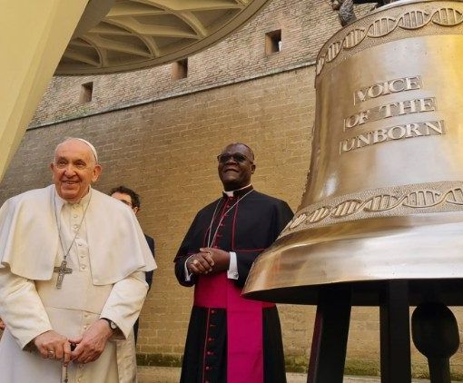 Il Papa benedice la campana &quot;La Voce dei Non Nati&quot;