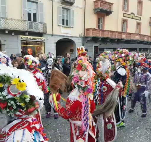 Aosta: Les Carnavals de Montagne una grande festa di tradizione, folklore e divertimento